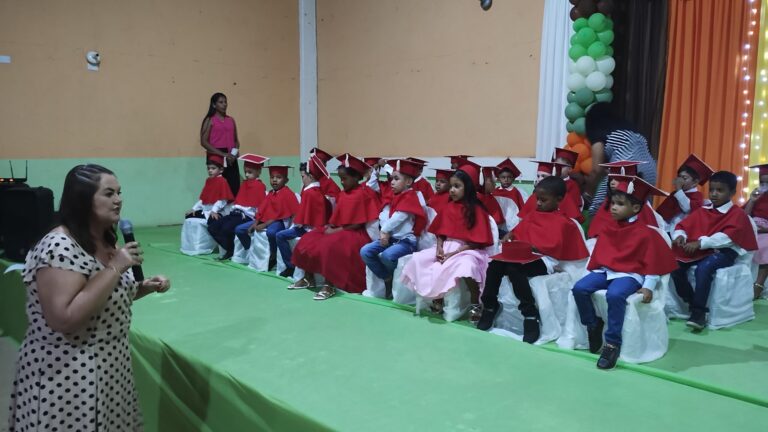 Prefeita Valéria Garcia prestigia formatura do Pré-II dos alunos da escola Municipal Mundo Magico