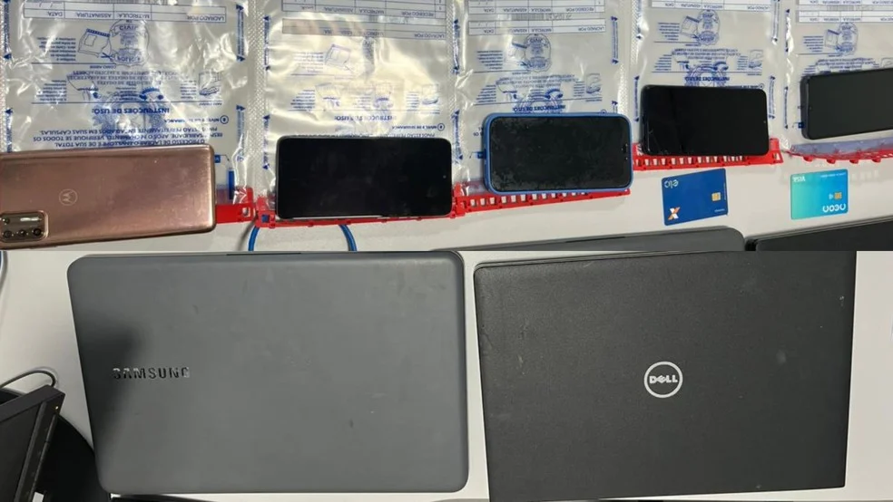 Na casa do suspeito foi apreendido diversas materias que podem conter conteúdos ilícitos em MT — Foto: Polícia Civil